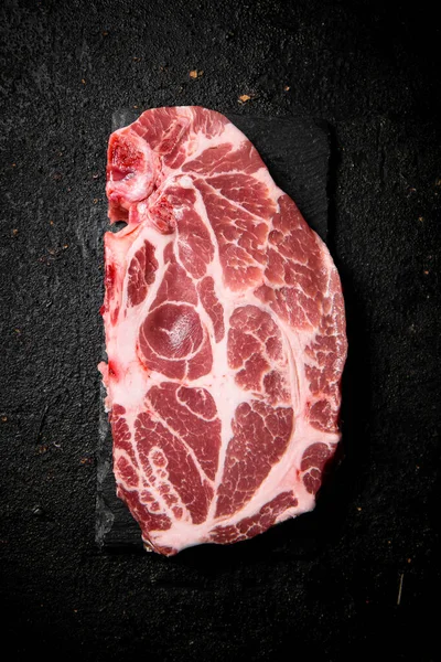 新鲜的生肉牛排放在石板上 在一个黑色的背景 高质量的照片 — 图库照片