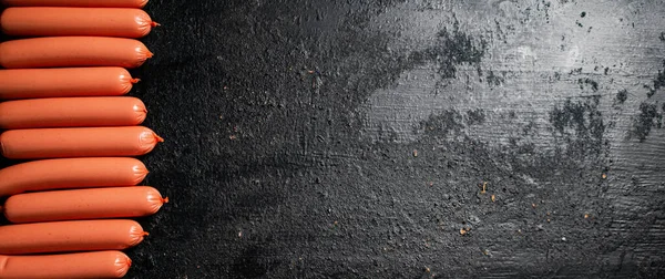 Сосиски Зварені Столі Поспіль Чорному Тлі Високоякісна Фотографія — стокове фото