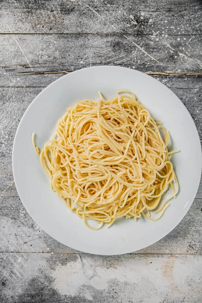 Des Spaghettis Bouillis Dans Une Assiette Sur Fond Gris Photo — Photo