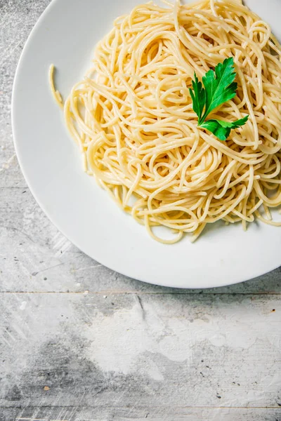 Spaghettis Bouillis Dans Une Assiette Persil Sur Fond Gris Photo — Photo