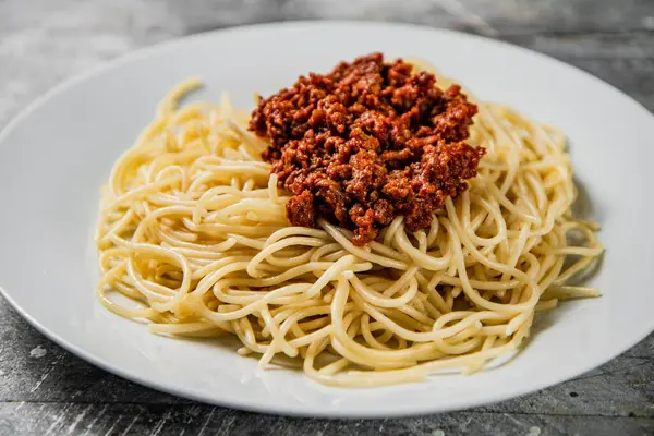 Ev yapımı spagetti bolonez. Gri bir arka planda. Yüksek kalite fotoğraf