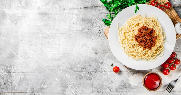 Spaghetti Bolognese Med Körsbärstomater Bordet Grå Bakgrund Högkvalitativt Foto — Stockfoto