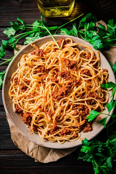 Maydanozlu leziz spagetti bolonez. Ahşap bir arka planda. Yüksek kalite fotoğraf