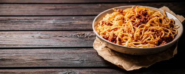 Une Assiette Pleine Spaghettis Bolognais Sur Table Sur Fond Bois — Photo