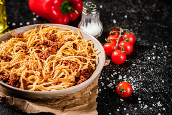 Delicious Spaghetti Bolognese Bowl Cherry Tomatoes Black Background High Quality — Stock Photo, Image