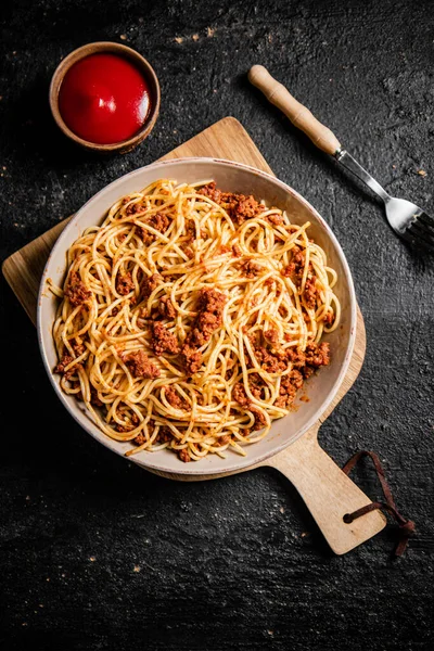 Gotowy Spaghetti Bolognese Stole Czarnym Tle Wysokiej Jakości Zdjęcie — Zdjęcie stockowe