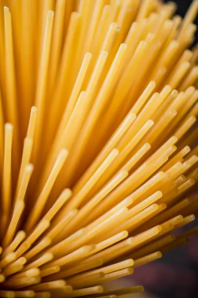 Boiled Spaghetti Dry Black Background High Quality Photo — Stock Photo, Image