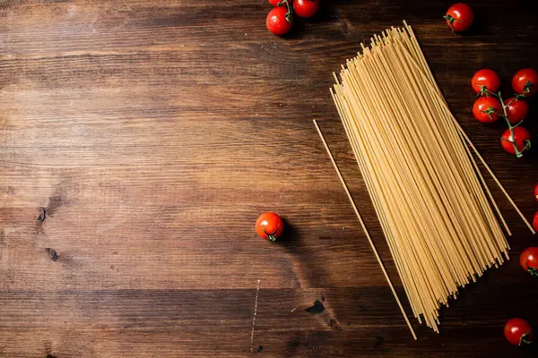Špagety Suché Cherry Rajčaty Dřevěném Pozadí Kvalitní Fotografie — Stock fotografie