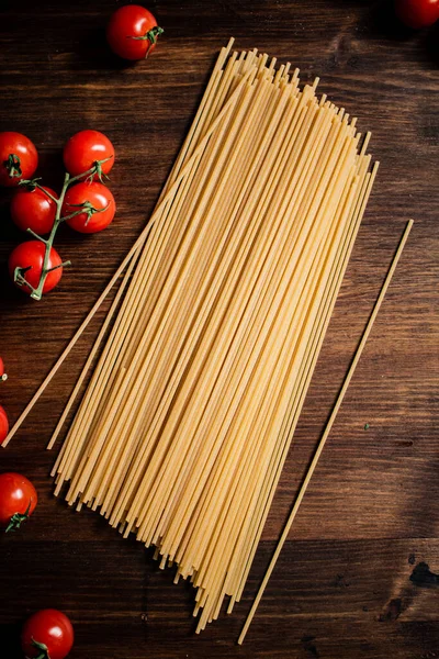 Spaghetti Dry Cherry Tomatoes Wooden Background High Quality Photo — Stock Photo, Image