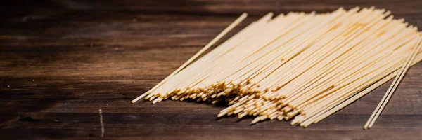 Bunch Spaghetti Dry Table Wooden Background High Quality Photo — Stock Photo, Image