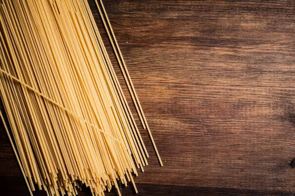 Bunch Spaghetti Dry Table Wooden Background High Quality Photo — Stock Photo, Image