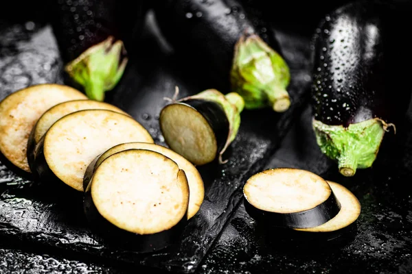 Pieces Ripe Eggplant Stone Board Black Background High Quality Photo — Stockfoto