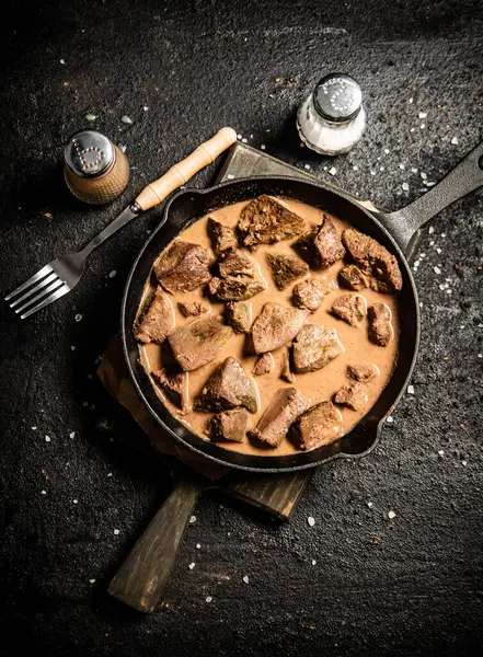 Cooked Liver Frying Pan Spices Black Background High Quality Photo — Foto de Stock