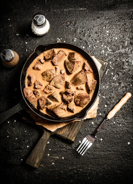 Cooked Liver Frying Pan Spices Black Background High Quality Photo — Fotografia de Stock