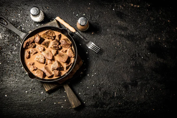 Cooked Liver Frying Pan Spices Black Background High Quality Photo — Fotografia de Stock
