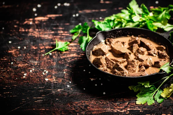 Cooked Liver Frying Pan Parsley Dark Background High Quality Photo — Foto de Stock
