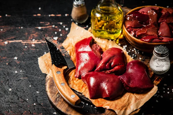 Pieces Raw Liver Cutting Board Oil Spices Dark Background High — Foto de Stock