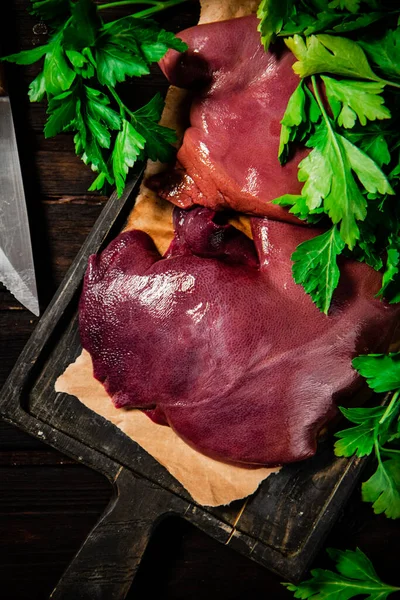 Raw Liver Cutting Board Paper Wooden Background High Quality Photo — Foto de Stock