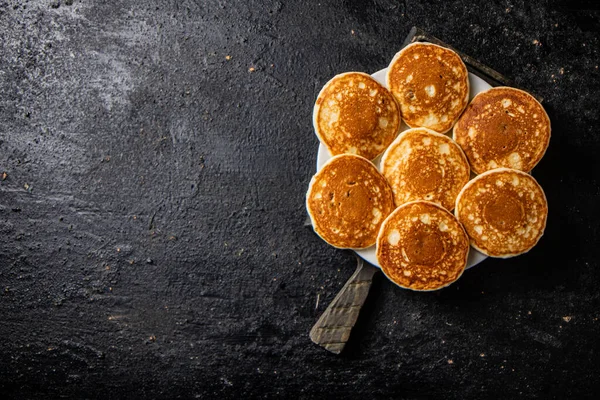 Hausgemachte Pfannkuchen Einem Teller Auf Dem Tisch Auf Schwarzem Hintergrund — Stockfoto