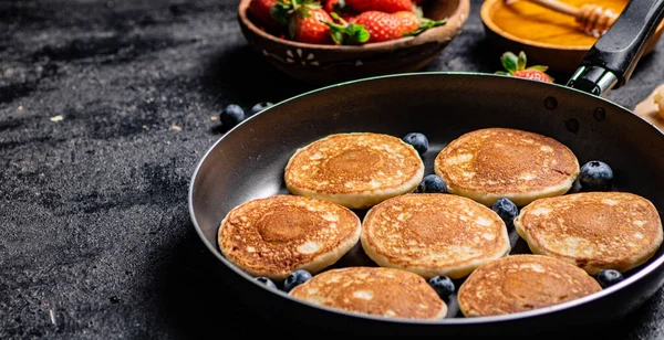 Pancakes Frying Pan Fresh Berries Honey Black Background High Quality — Stockfoto