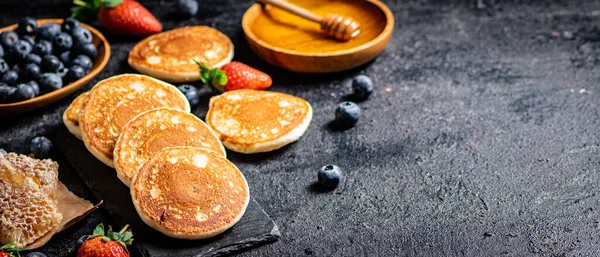 Pancakes Stone Board Fresh Berries Black Background High Quality Photo — Stockfoto