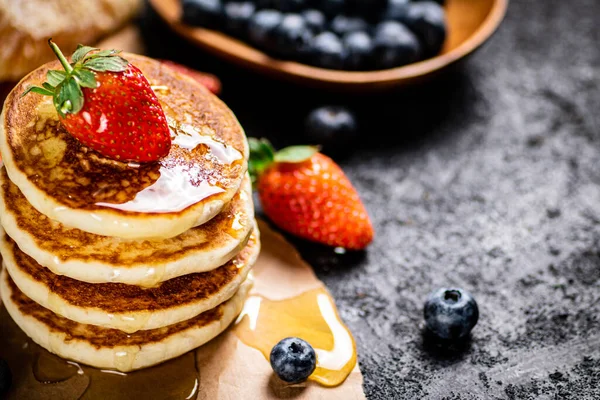 Pile Pancakes Berries Honey Black Background High Quality Photo — Stockfoto