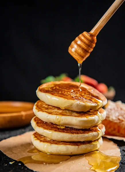 Hausgemachte Pfannkuchen Mit Honig Auf Dem Tisch Auf Schwarzem Hintergrund — Stockfoto