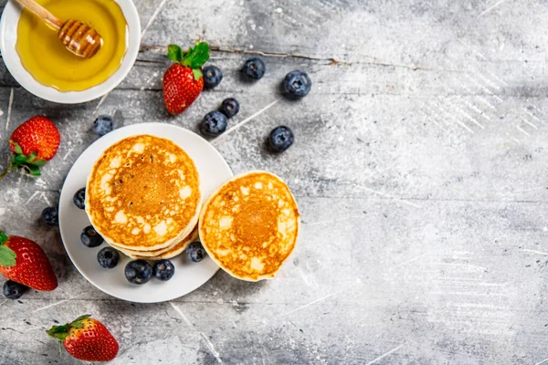 Pancakes Plate Berries Honey Gray Background High Quality Photo — Stockfoto