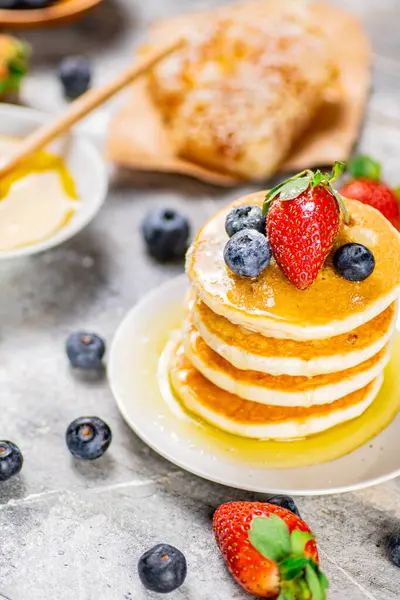 Pancakes Honey Berries Plate Gray Background High Quality Photo — Stockfoto