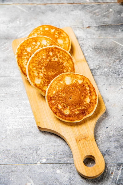 Homemade Pancakes Wooden Cutting Board Gray Background High Quality Photo — Foto de Stock