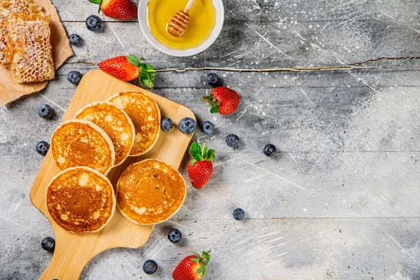 Homemade Pancakes Cutting Board Honey Berries Gray Background High Quality — Stockfoto