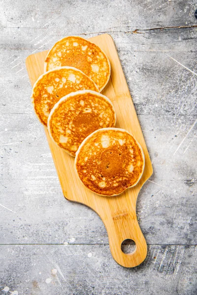 Homemade Pancakes Wooden Cutting Board Gray Background High Quality Photo — Foto de Stock