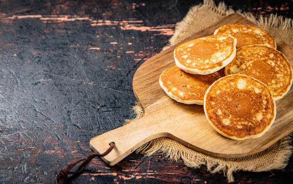 Pancakes Cutting Board Dark Background High Quality Photo — Foto de Stock