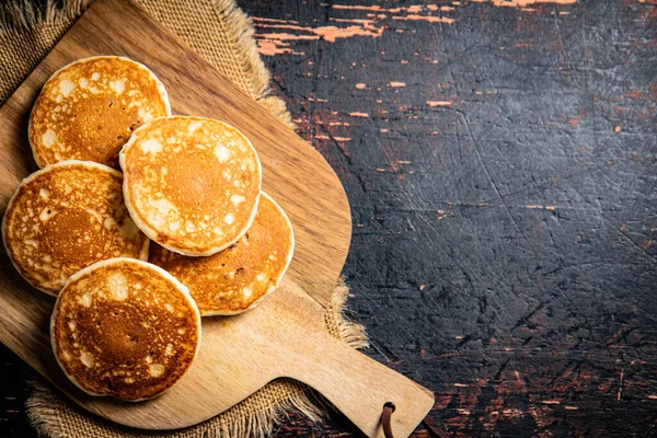 Pancakes Cutting Board Dark Background High Quality Photo — Stockfoto