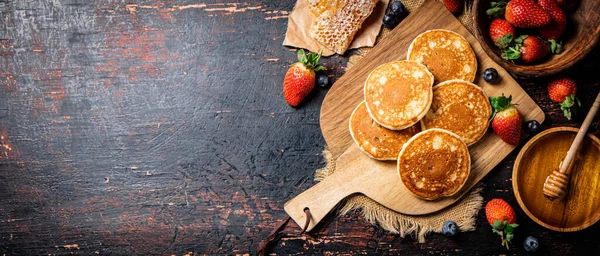 Pancakes Wooden Cutting Board Honey Berries Dark Background High Quality — Stock Photo, Image