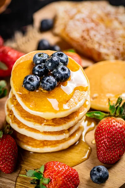 Bunch Pancakes Berries Honey Dark Background High Quality Photo — Stock Photo, Image