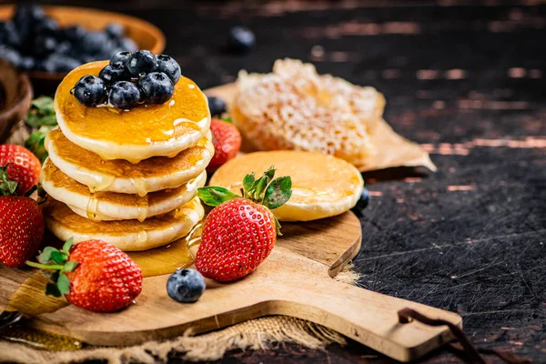Bunch Pancakes Berries Honey Dark Background High Quality Photo — Stockfoto