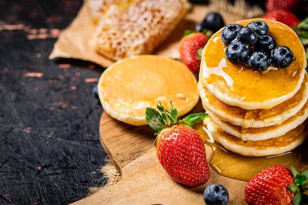 Bunch Pancakes Berries Honey Dark Background High Quality Photo — Stockfoto