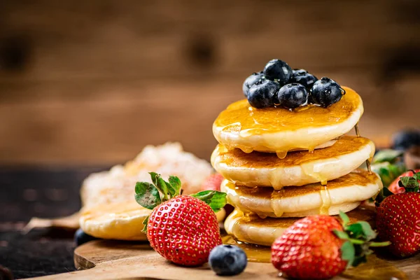 Pile Pancakes Fresh Berries Honey Table Wooden Background High Quality — Stockfoto