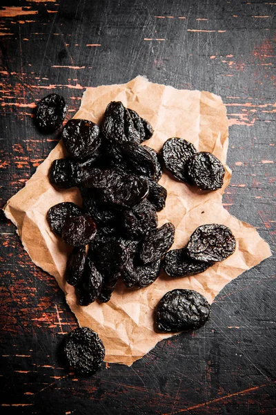 Prunes Paper Table Dark Background High Quality Photo — Stock Photo, Image