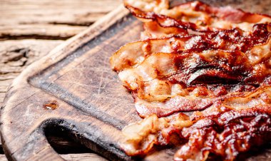 Kesme tahtasında kızarmış pastırma. Ahşap bir arka planda. Yüksek kalite fotoğraf