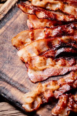 Kesme tahtasında kızarmış pastırma. Ahşap bir arka planda. Yüksek kalite fotoğraf