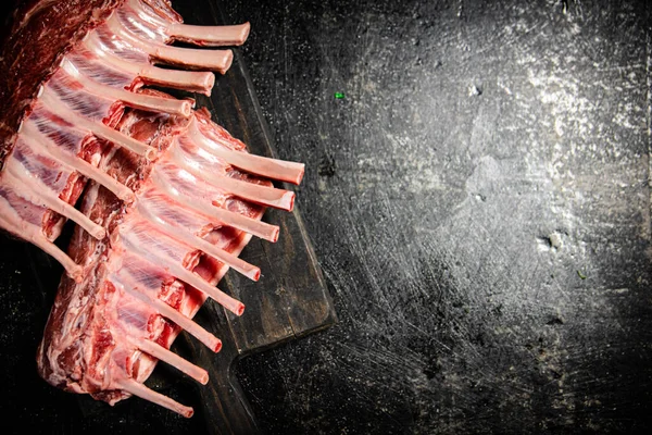 Raw Rack Lamb Cutting Board Table Black Background High Quality — 图库照片