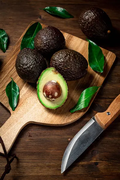 Halves Fresh Avocado Cutting Board Wooden Background High Quality Photo — Stockfoto