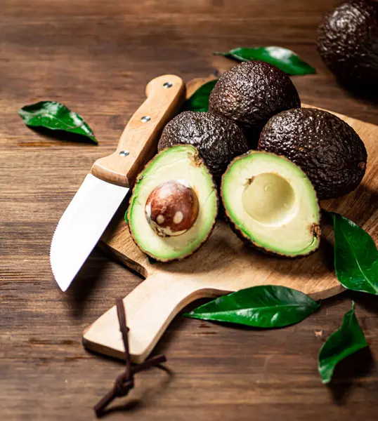 Halves Fresh Avocado Cutting Board Wooden Background High Quality Photo — Stockfoto