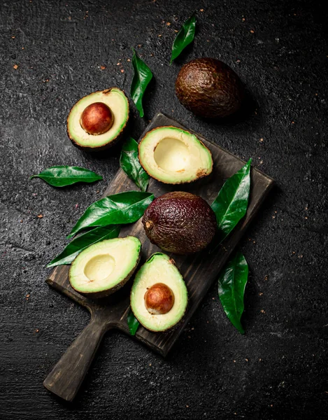 Fresh Avocado Foliage Cutting Board Black Background High Quality Photo — Stockfoto