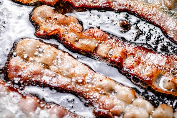 Pedaços Bacon São Fritos Óleo Fervente Com Bolhas Num Fundo — Fotografia de Stock