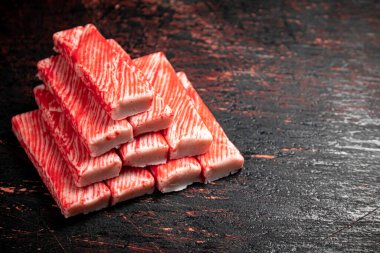 Masada bir sürü yengeç eti var. Kırsal bir arka planda. Yüksek kalite fotoğraf