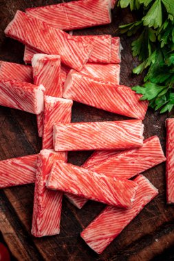 Sebzeli bir kesme tahtasındaki yengeç eti. Kırsal bir arka planda. Yüksek kalite fotoğraf