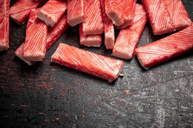 Masada bir sürü yengeç eti var. Kırsal bir arka planda. Yüksek kalite fotoğraf